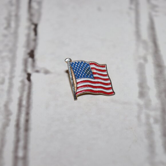 ✨ Gold American Flag Lapel Pin – .75"  ✨ - Picture 4 of 4